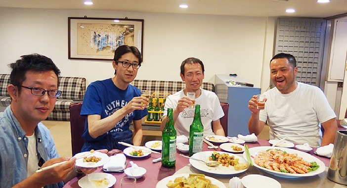 社員旅行の食事風景